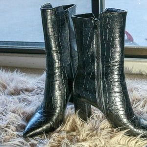 Boots. Booties black. Snake skin